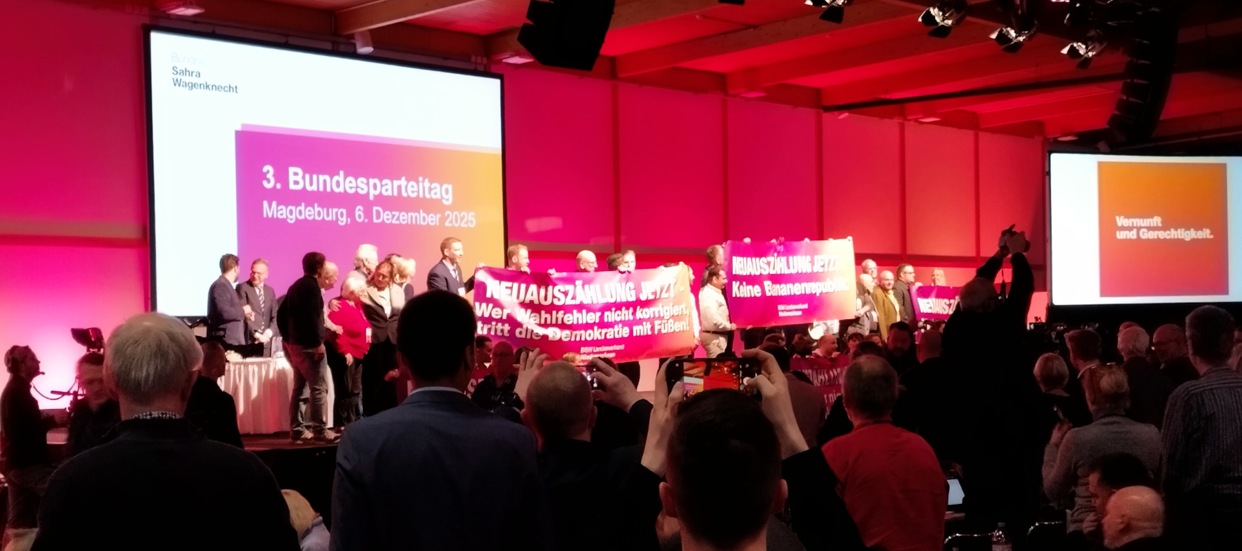 Forderung nach Neuauszaehlung mit Transparenten auf der B&uuml;hne